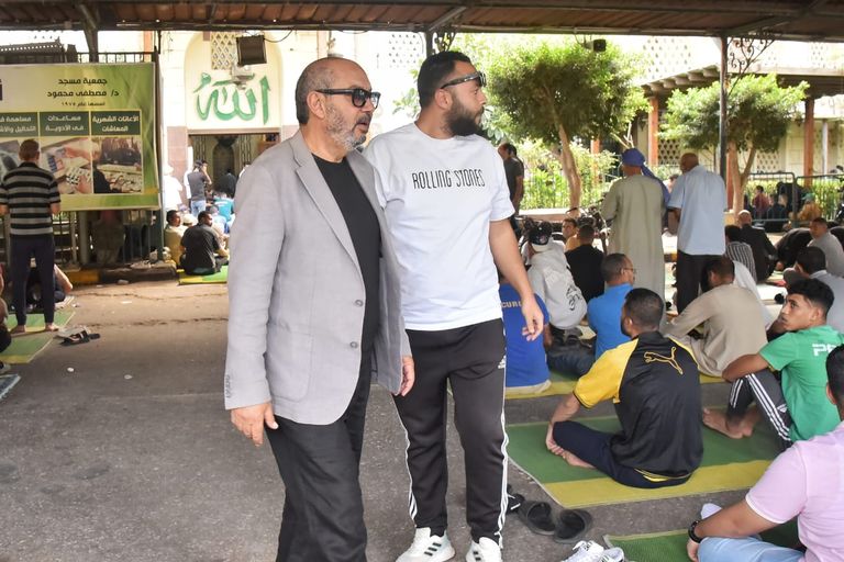 محمد رمضان يحمل نعش والده.. تشييع الجثمان وسط دموع الحضور