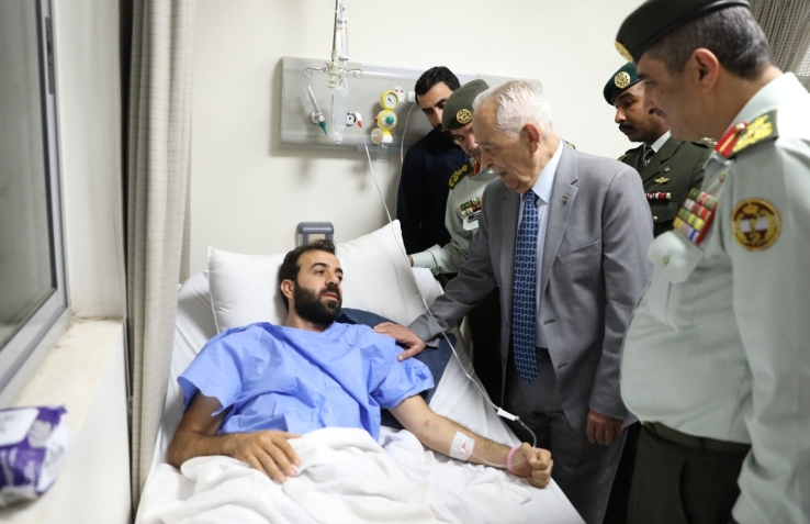 العيسوي يطمئن على صحة مصابي المداهمة الأمنية بالرمثا