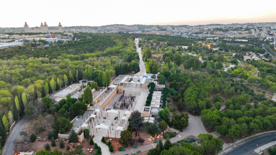 الشواربة يفتتح مشروع الأعمال الفنية في الممر التاريخي. (صور)