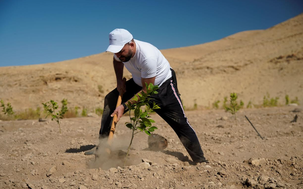 بنك ABC في الأردن يزرع أشجار مثمرة بالتعاون مع الجمعية العربية لحماية الطبيعة