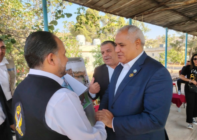 الفاو وسلطة وادي الأردن يطلعان على المشروع التجريبي لنظام الطاقه الشمسيه العائم في سد الملك طلال