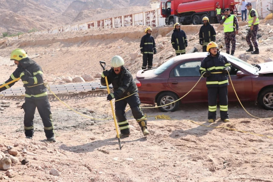 بالصور.. الدفاع المدني ينفذ تمرينا وهميا في العقبة للتعامل مع حالات الغرق والسيول