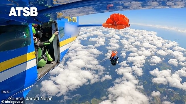 لحظات مرعبة.. مظلي ينجو بأعجوبة على ارتفاع 15000 قدم بعد أن علق بجناح الطائرة (صور فيديو)