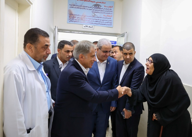 رئيس الوزراء يتفقد مركز خريبة السوق الصحي ويوجه بتطويره وتزويده بالكادر الطبي