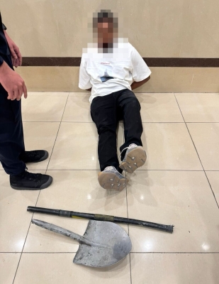 الكويت.. ضبط شخص بحالة غير طبيعية أتلف 7 مركبات - فيديو