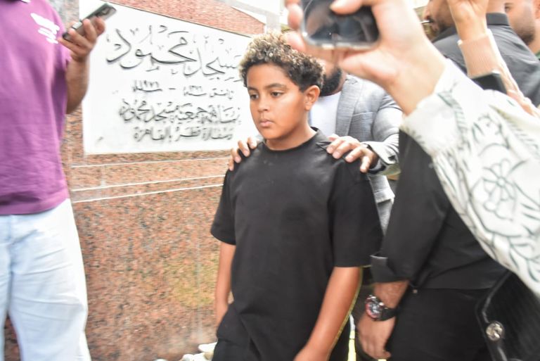 محمد رمضان يحمل نعش والده.. تشييع الجثمان وسط دموع الحضور