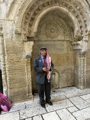 مواطن أردني يثير الجدل بزيارة الكنيست وحائط البراق - صور