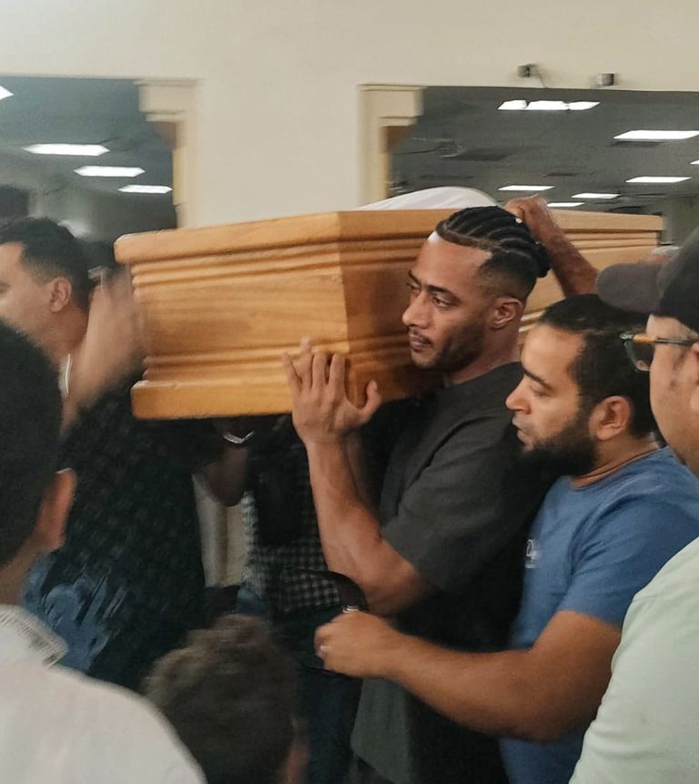 محمد رمضان يحمل نعش والده.. تشييع الجثمان وسط دموع الحضور