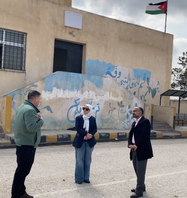 الخريشا تشيد بتطبيق الأنظمة والتعليمات بروح تربوية محفزة