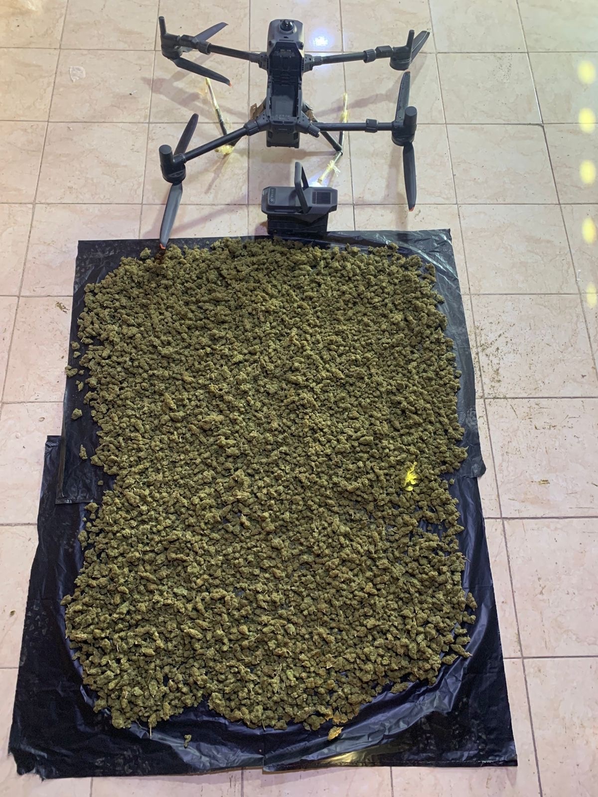 الأردن : حرس الحدود يسقط طائرتين مسيرتين لتهريب المخدرات ويضبط المواد على الواجهة الغربية صور