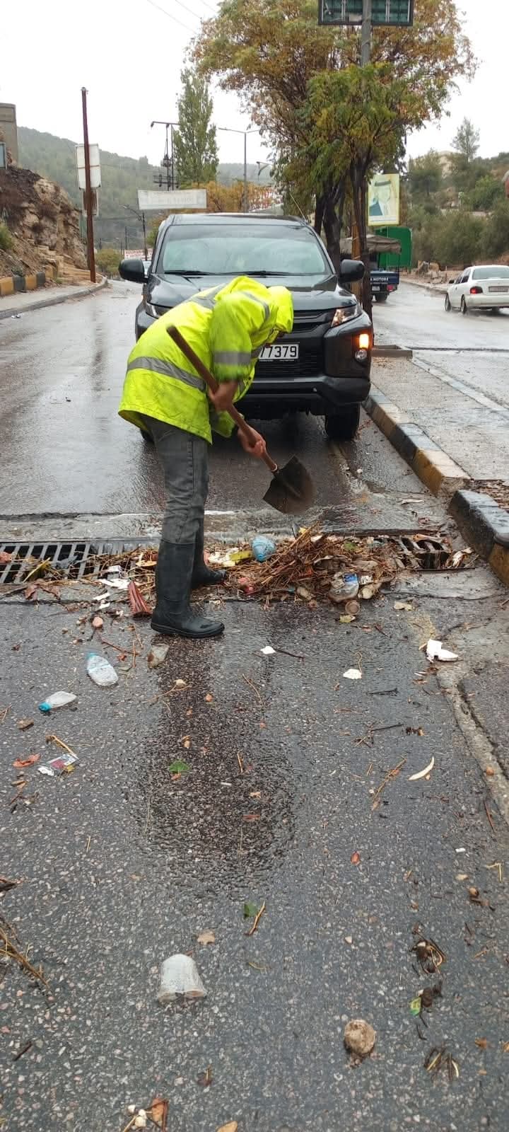 بلدية عجلون تواصل عملها على مدار الساعة لإعادة فتح الطرق المتأثرة بالمنخفض الجوي