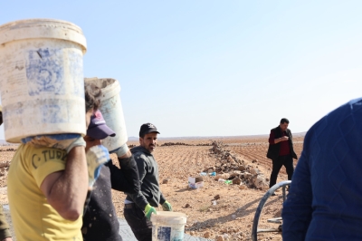 حل مبتكر.. بلدية أردنية تنفذ توسعة لطريق بـ (صبة اسمنتية) - صور