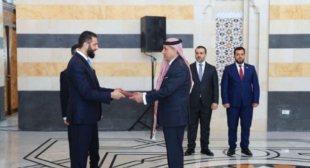 السفير سفيان القضاة يقدم أوراق اعتماده للرئيس السوري أحمد الشرع سفيرا للأردن في دمشق