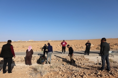 حل مبتكر.. بلدية أردنية تنفذ توسعة لطريق بـ (صبة اسمنتية) - صور