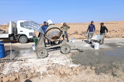 حل مبتكر.. بلدية أردنية تنفذ توسعة لطريق بـ (صبة اسمنتية) - صور