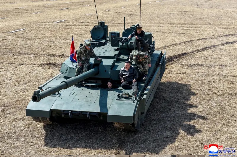 بعد الرماية.. صور لابنة كيم وهي تقود دبابة ووالدها يجلس خلفها