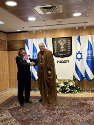 مواطن أردني يثير الجدل بزيارة الكنيست وحائط البراق - صور