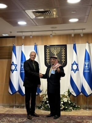 مواطن أردني يثير الجدل بزيارة الكنيست وحائط البراق - صور