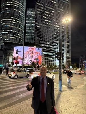 مواطن أردني يثير الجدل بزيارة الكنيست وحائط البراق - صور