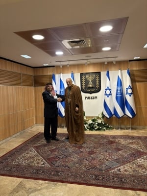 مواطن أردني يثير الجدل بزيارة الكنيست وحائط البراق - صور