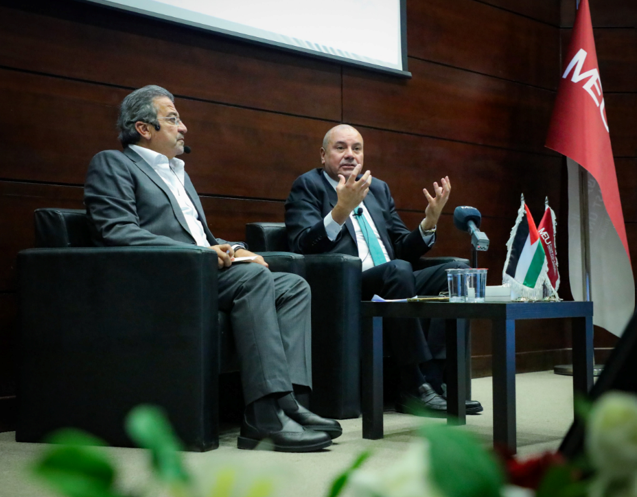 العودات يحاور طلبة جامعة الشرق الأوسط