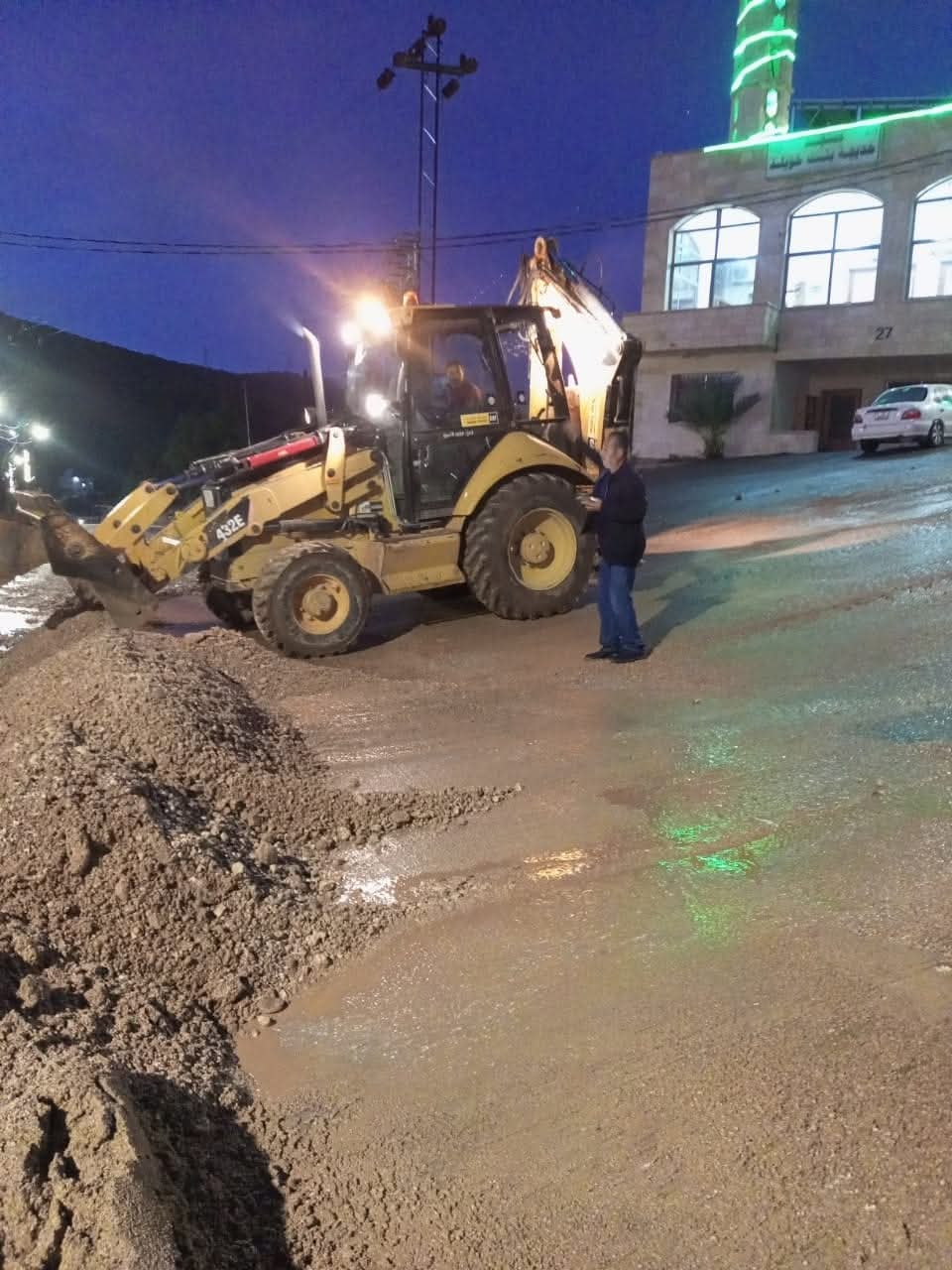 بلدية عجلون تواصل عملها على مدار الساعة لإعادة فتح الطرق المتأثرة بالمنخفض الجوي