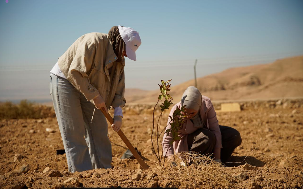بنك ABC في الأردن يزرع أشجار مثمرة بالتعاون مع الجمعية العربية لحماية الطبيعة