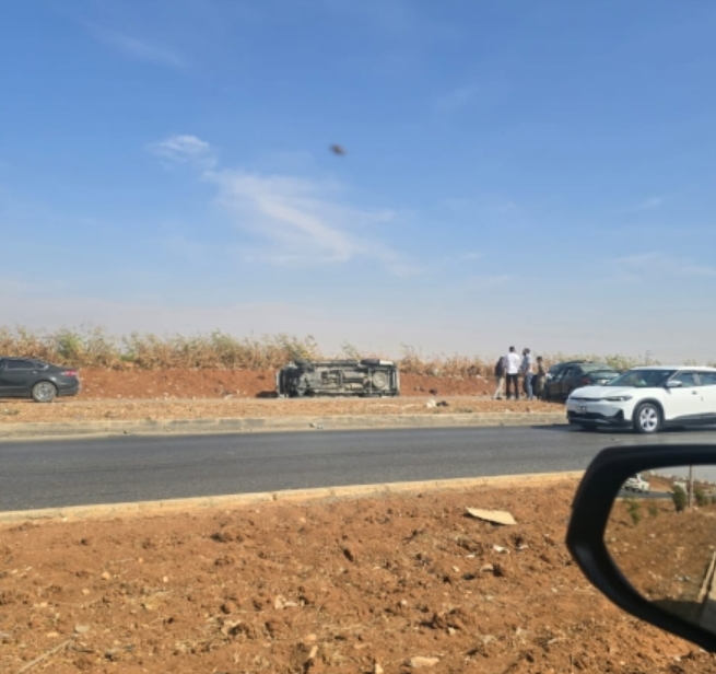 بالصور ... حادث تصادم بين مركبتين على شارع البترا في إربد