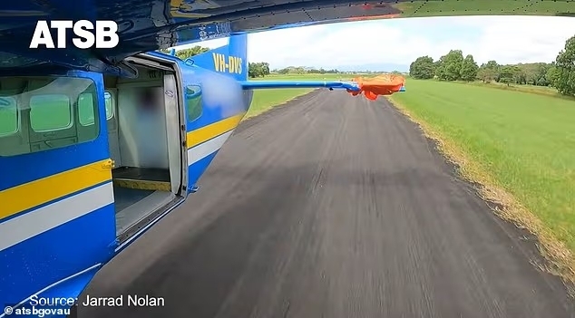 لحظات مرعبة.. مظلي ينجو بأعجوبة على ارتفاع 15000 قدم بعد أن علق بجناح الطائرة (صور فيديو)