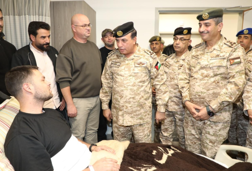 بالصور...المساعد للعمليات والتدريب يعود مصابي لواء الرمثا