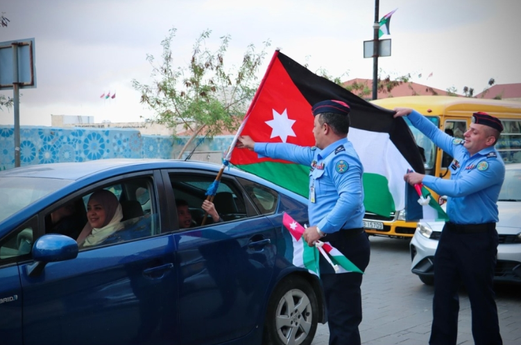 بالصور .. نشامى الأمن العام يوزعون الأعلام وينفذون فعاليات مجتمعية احتفاء بيوم العلم الأردني