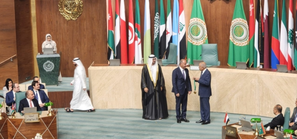 الشواربة يتسلم جائزة أفضل مدير بلدية في المدن العربية