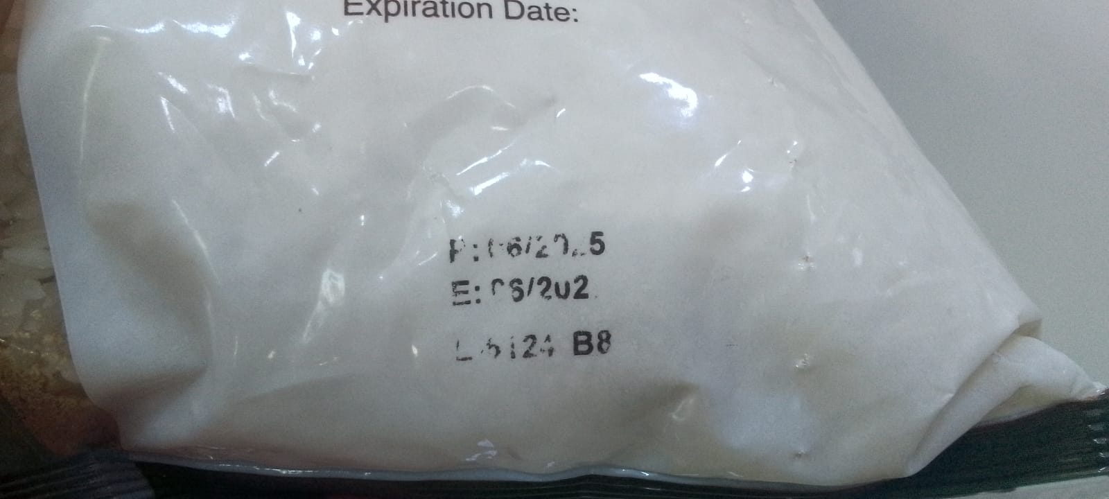 صور و فيديو - مواطن في مادبا يعثر على ديدان وحشرات داخل أكياس أرز من ماركة معروفة