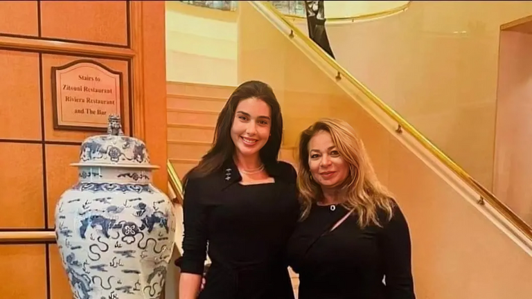 ياسمين صبري تلغي متابعة والدتها على إنستغرام