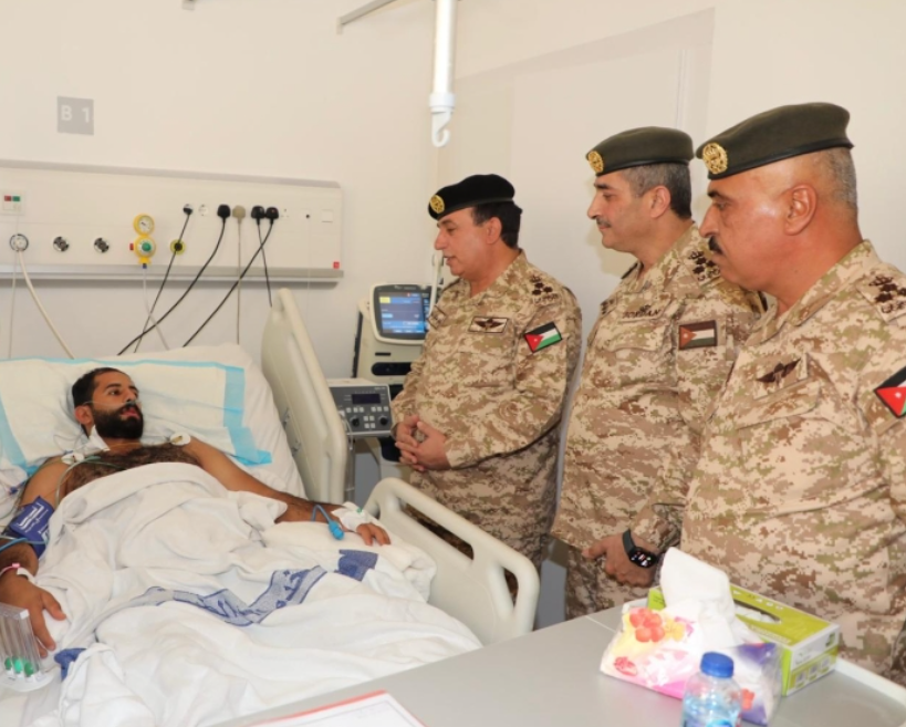 بالصور...المساعد للعمليات والتدريب يعود مصابي لواء الرمثا