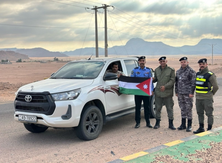 بالصور .. نشامى الأمن العام يوزعون الأعلام وينفذون فعاليات مجتمعية احتفاء بيوم العلم الأردني