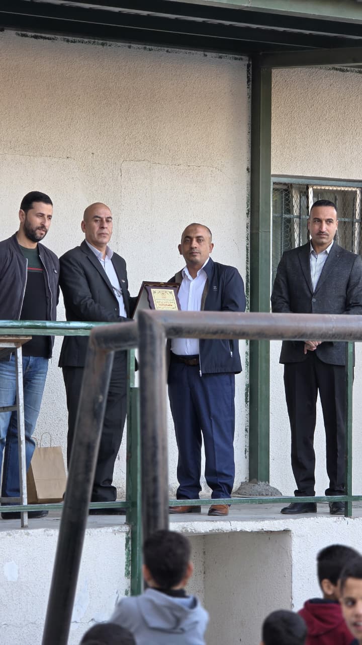 اللصاصمة يكرم المعلم الرواشدة ، مشهد إنساني يترجم رسالة المعلم السامية