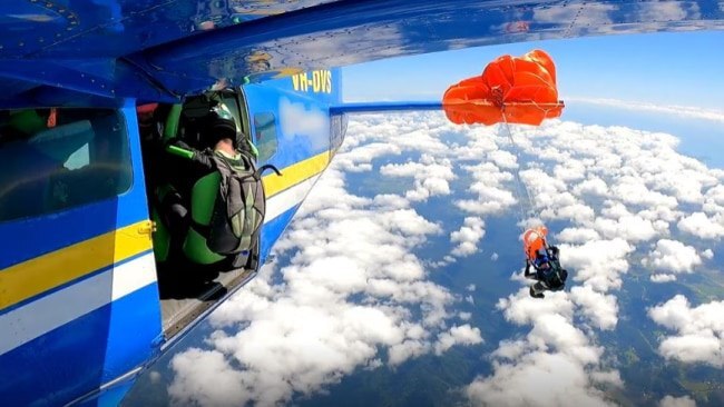 لحظات مرعبة.. مظلي ينجو بأعجوبة على ارتفاع 15000 قدم بعد أن علق بجناح الطائرة (صور فيديو)