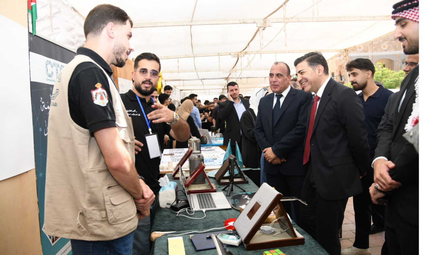 جامعة العلوم والتكنولوجيا تطلق الخيمة الإرشادية اصنع طريقا للطلبة المستجدين