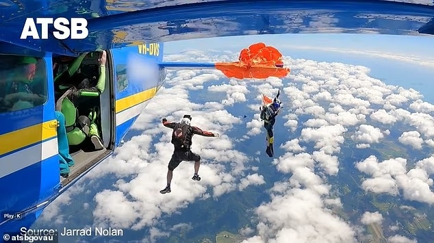 لحظات مرعبة.. مظلي ينجو بأعجوبة على ارتفاع 15000 قدم بعد أن علق بجناح الطائرة (صور فيديو)