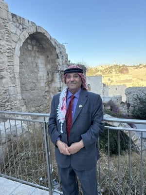 مواطن أردني يثير الجدل بزيارة الكنيست وحائط البراق - صور