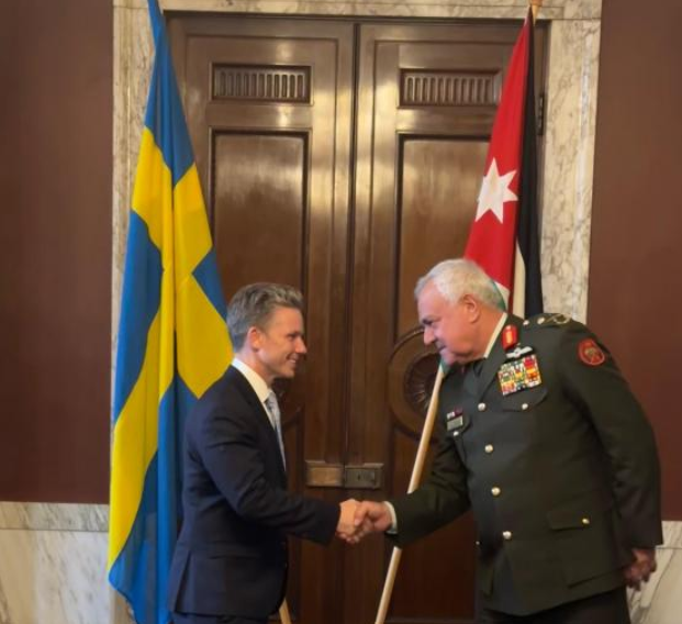 رئيس هيئة الأركان المشتركة يلتقي وزير الدفاع السويدي ونائب وزير الخارجية