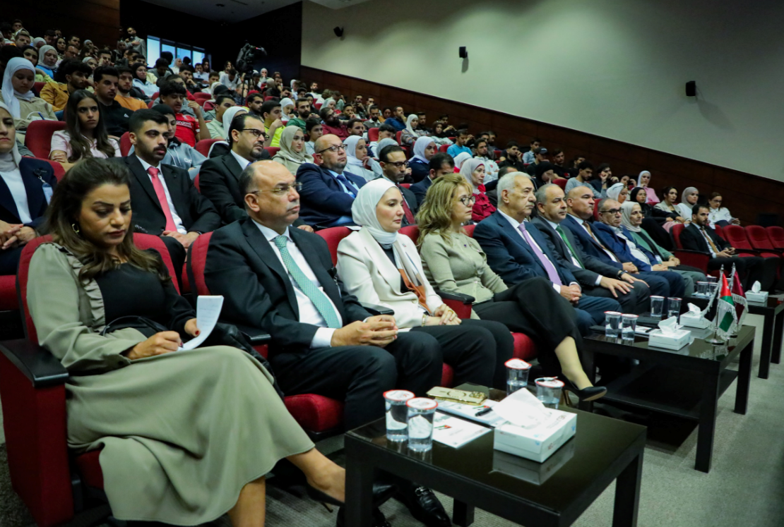 العودات يحاور طلبة جامعة الشرق الأوسط