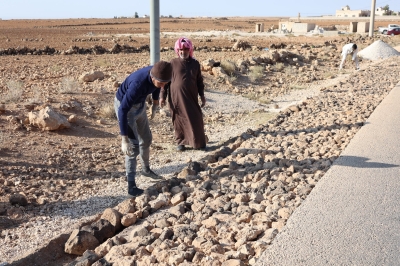 حل مبتكر.. بلدية أردنية تنفذ توسعة لطريق بـ (صبة اسمنتية) - صور