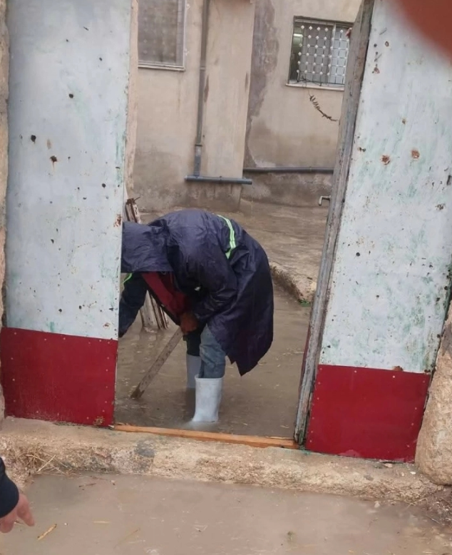 بلدية خالد بن الوليد تتعامل مع مداهمة مياه الأمطار لمنزل في ملكا