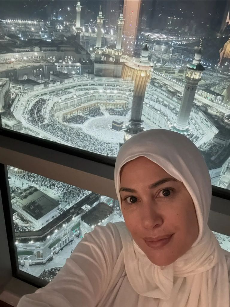 هند صبري تؤدي مناسك العمرة ليلة عيد ميلادها