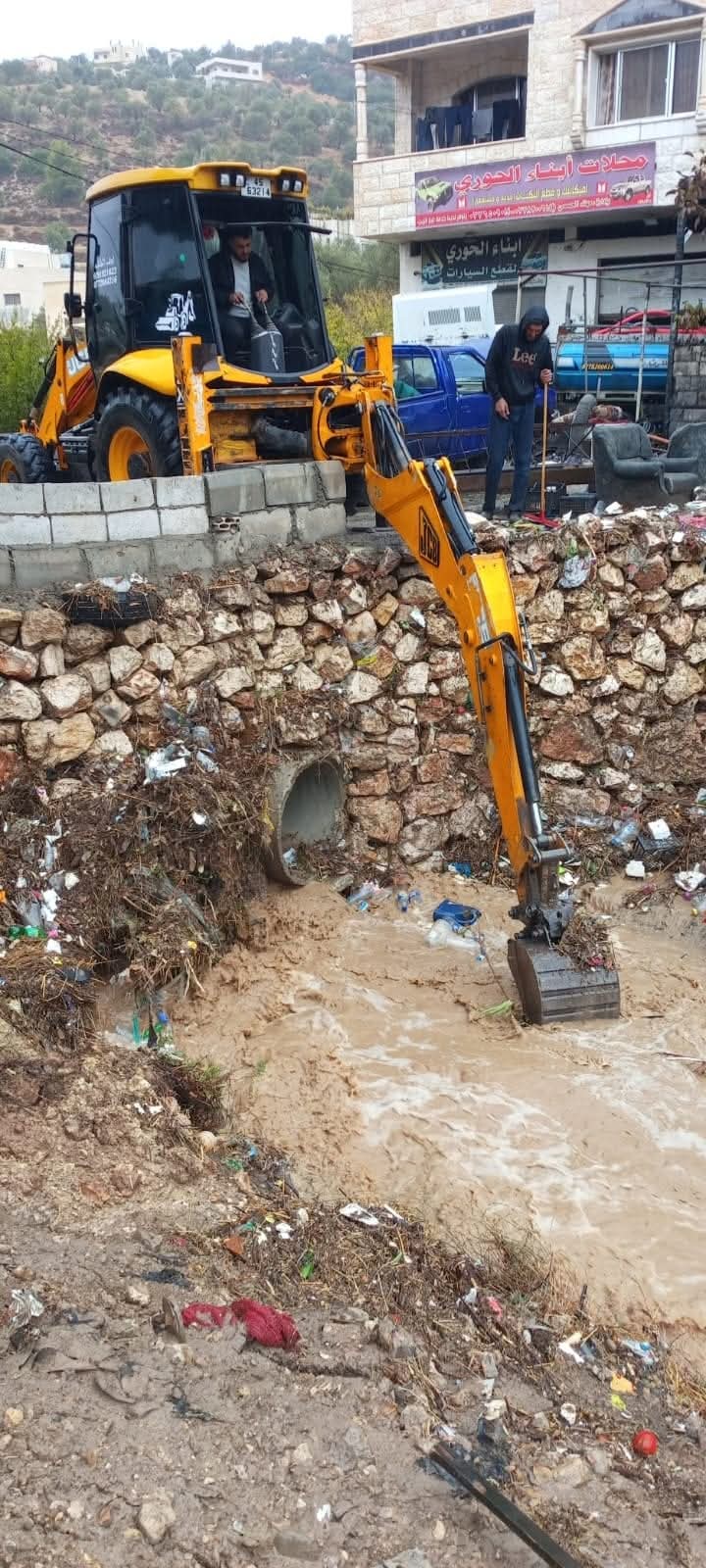 بلدية عجلون تواصل عملها على مدار الساعة لإعادة فتح الطرق المتأثرة بالمنخفض الجوي