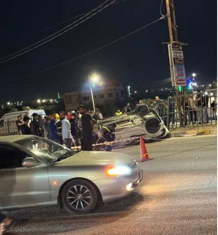 بالصور...تدهور مركبة وانقلابها في شارع الستين غرب اربد