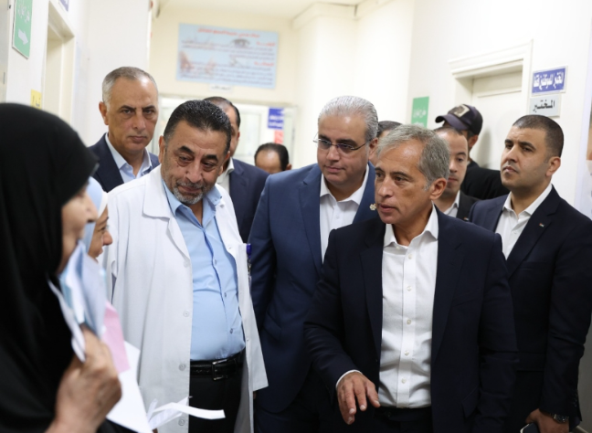 رئيس الوزراء يتفقد مركز خريبة السوق الصحي ويوجه بتطويره وتزويده بالكادر الطبي