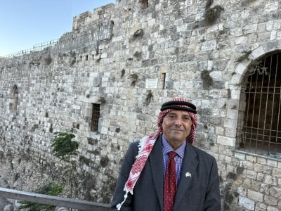 مواطن أردني يثير الجدل بزيارة الكنيست وحائط البراق - صور